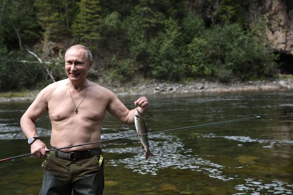 Президент РФ Владимир Путин во время рыбалки на каскаде горных озер в Республике Тыва - Sputnik Абхазия