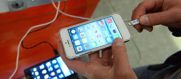 Зарядная станция для мобильных гаджетов появилась в Московском метрополитене Зарядная станция для мобильных гаджетов появилась в Московском метрополитене - Sputnik Абхазия