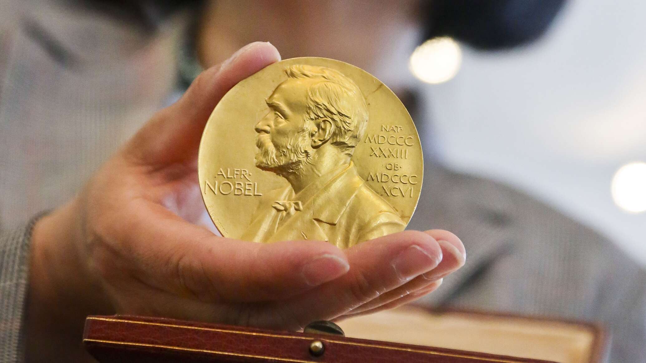 Нобелевская экономика 2023. Нобелевская медаль. Медаль, вручаемая лауреату Нобелевской премии. Нобелевская премия по медицине 2014.