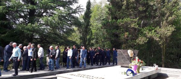 Возложение цветов к памятнику Виталия Дараселия Возложение цветов к памятнику Виталия Дараселия - Sputnik Аҧсны