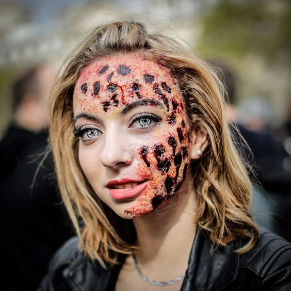 Участница зомби-парада в Париже - Sputnik Абхазия