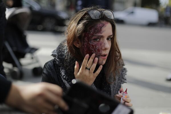 Участники зомби-парада в Париже - Sputnik Абхазия