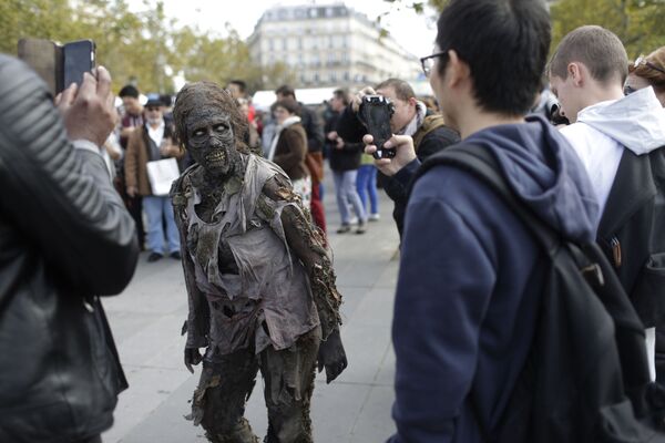 Участники зомби-парада в Париже - Sputnik Абхазия