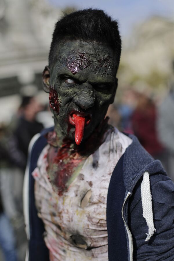 Участник зомби-парада в Париже - Sputnik Абхазия