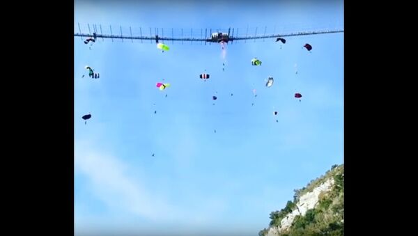 Экстремалы-парашютисты установили мировой рекорд в Сочи, видео - Sputnik Абхазия