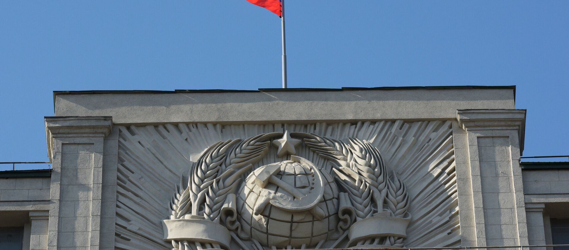 Флаг на здании Государственной Думы РФ на улице Охотный Ряд в Москве - Sputnik Аҧсны, 1920, 01.09.2021