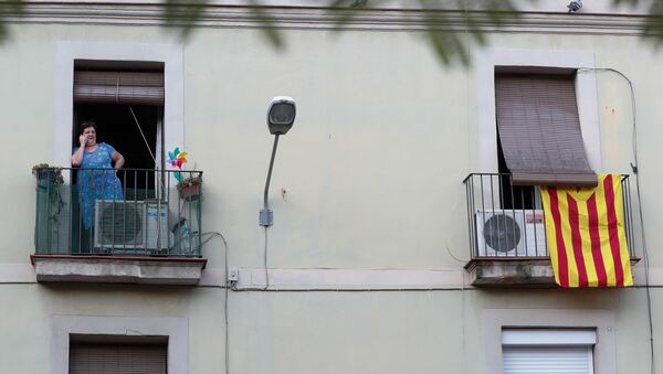 Неофициальный флаг Каталонии,, вывешенный на балконе одного из домов в Барселоне, 5 октября 2017 года - Sputnik Абхазия