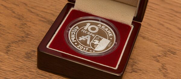 Нацбанк выпустил памятную монету Апсар в честь 85-летнего юбилея АГУ Нацбанк выпустил памятную монету Апсар в честь 85-летнего юбилея АГУ - Sputnik Аҧсны