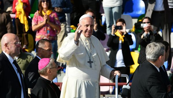 Папа Римский Франциск во время поездки в Грузию - на стадионе имени Михаила Месхи перед католической мессой - Sputnik Абхазия