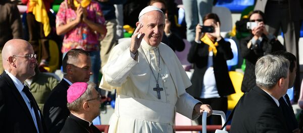 Папа Римский Франциск во время поездки в Грузию - на стадионе имени Михаила Месхи перед католической мессой Папа Римский Франциск во время поездки в Грузию - на стадионе имени Михаила Месхи перед католической мессой - Sputnik Абхазия