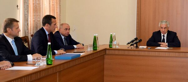 Встреча Рауля Хаджимба с лауреатами выставки Золотая осень Встреча Рауля Хаджимба с лауреатами выставки Золотая осень - Sputnik Аҧсны