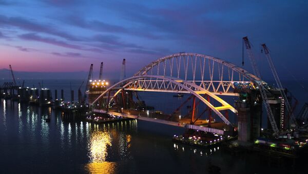 Вечерние кадры подготовки автодорожной арки Крымского моста к подъему - Sputnik Абхазия