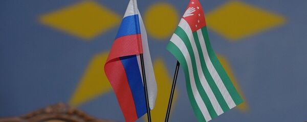 Флаги Абхазии и России Флаги Абхазии и России - Sputnik Абхазия