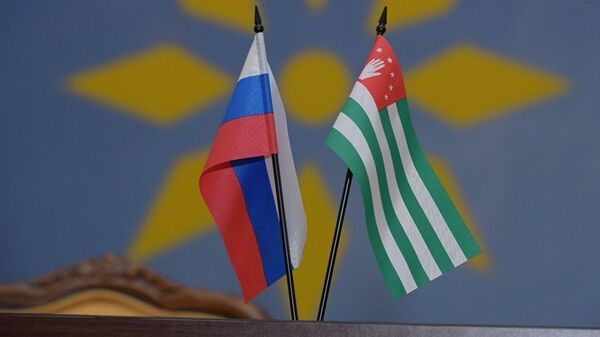 Флаги Абхазии и России - Sputnik Аҧсны