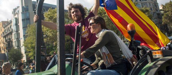 Жители Барселоны в ожидании оглашения парламентом итогов референдума о независимости Каталонии - Sputnik Абхазия