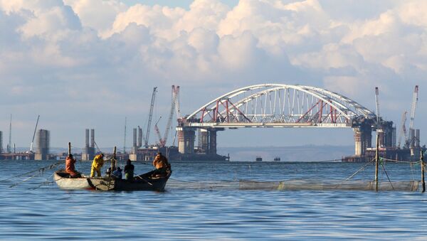 Автодорожная арка Крымского моста поднята на опоры - Sputnik Абхазия