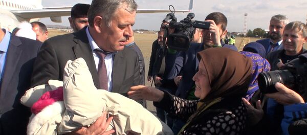 Возвращение в Грозный российских детей из Ирака - Sputnik Абхазия