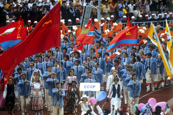 Делегация Союза Советских Социалистических Республик на церемонии открытия Всемирного фестиваля молодежи студентов, архивное фото - Sputnik Абхазия