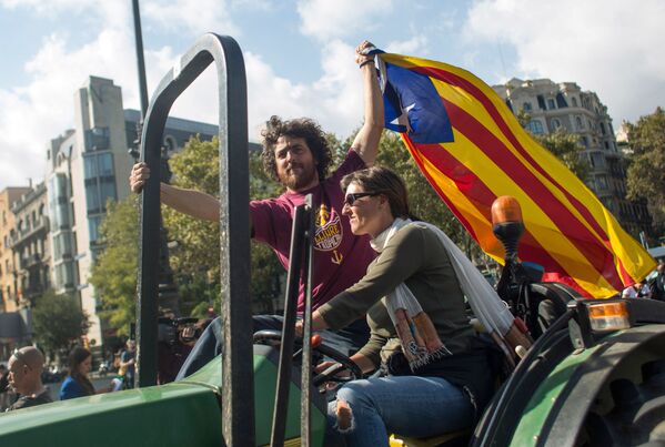 Жители Барселоны в ожидании оглашения парламентом итогов референдума о независимости Каталонии - Sputnik Абхазия
