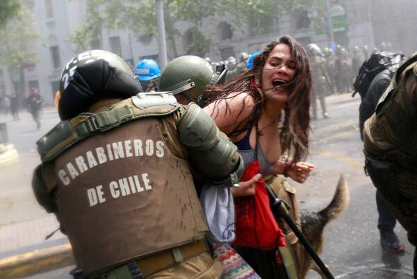 Столкновение демонстрантов с полицией во время акции протеста в День Колумба в Сантьяго, Чили - Sputnik Абхазия