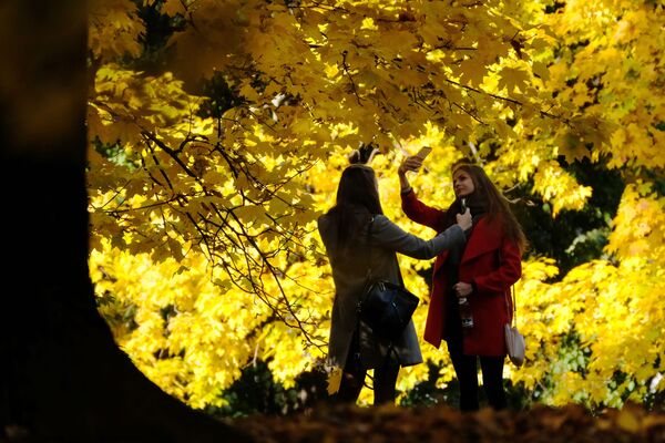 Девушки фотографируются в Коломенском парке в Москве - Sputnik Абхазия