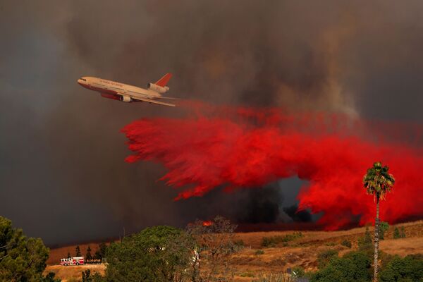 Тушение лесных пожаров в Калифорнии, США - Sputnik Абхазия