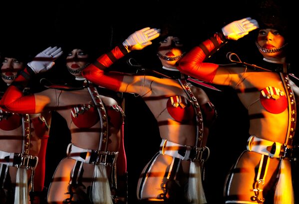 Участницы кабаре Crazy Horse Paris во время предварительного выступления в Сингапуре - Sputnik Абхазия