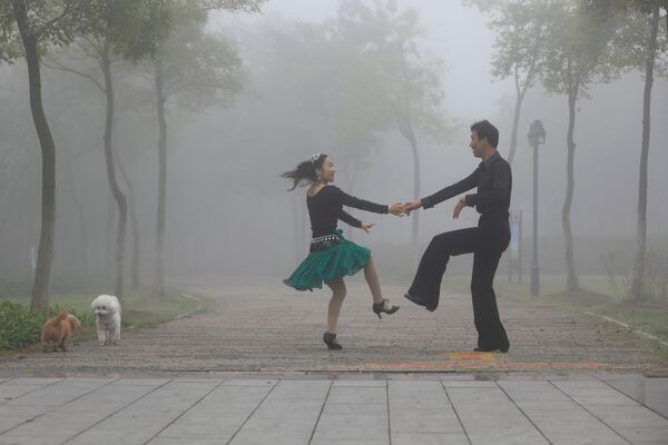 Пара танцует в китайском парке Хуайань - Sputnik Абхазия