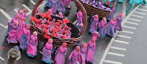 Карнавальное шествие в рамках XIX Всемирного фестиваля молодежи и студенчества Карнавальное шествие в рамках XIX Всемирного фестиваля молодежи и студенчества - Sputnik Абхазия