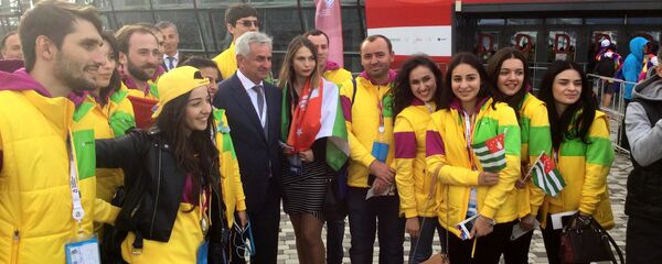 Рауль Хаджимба и молодежь из Абхазии на церемонии открытия ВФМС-2017 - Sputnik Абхазия