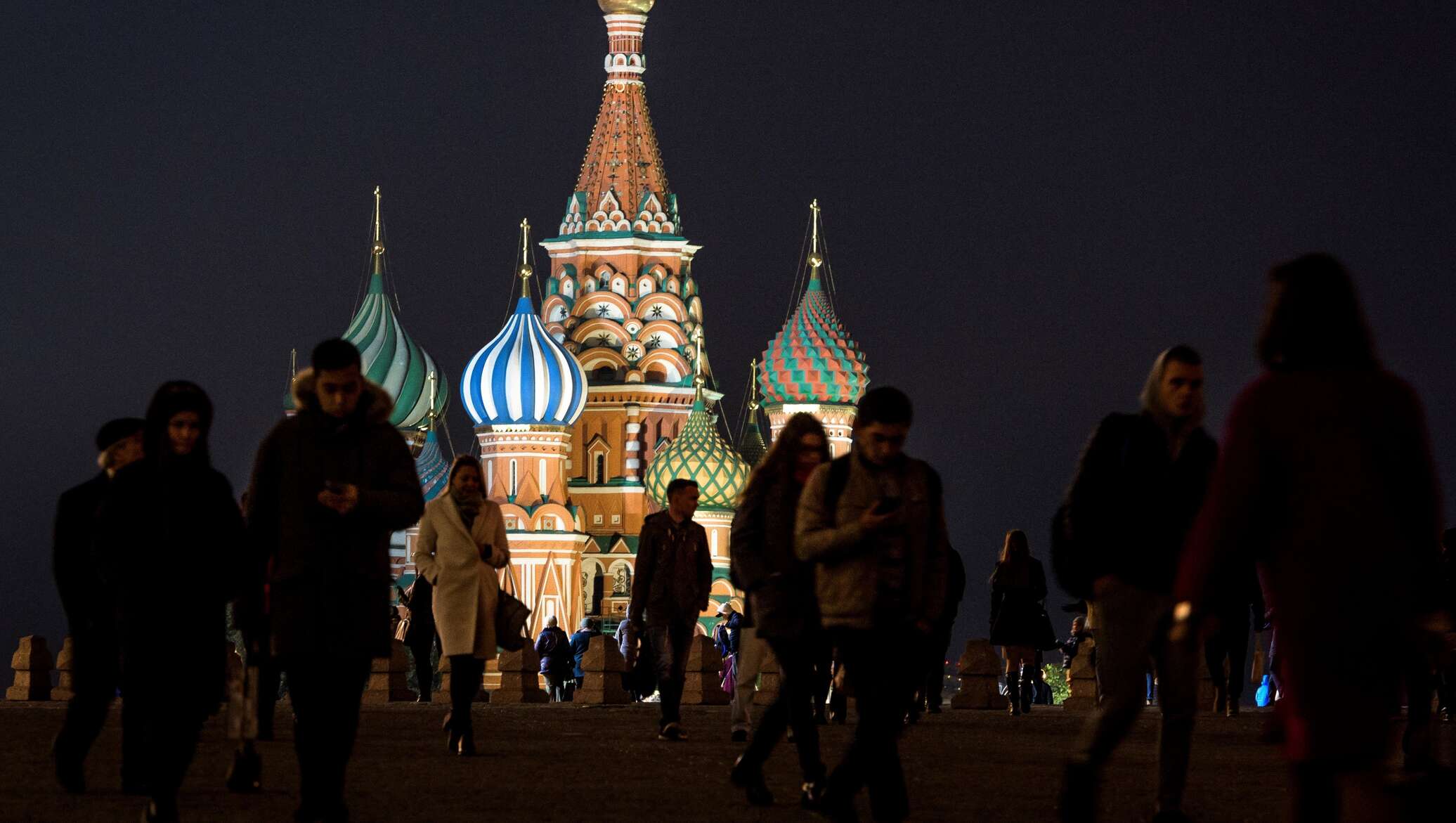 Late moscow. Курицы на красной площади. Греки на красной площади ночью.