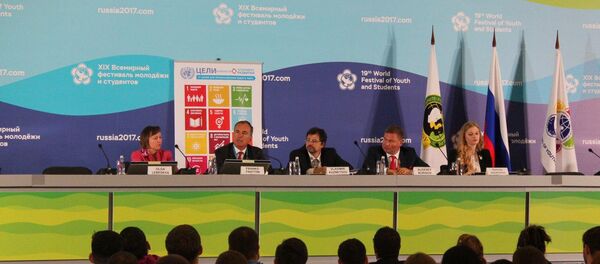 Экс-глава МИД Италии Франко Фраттини на встрече с участниками Всемирного фестиваля молодежи и студентов в Сочи - Sputnik Абхазия