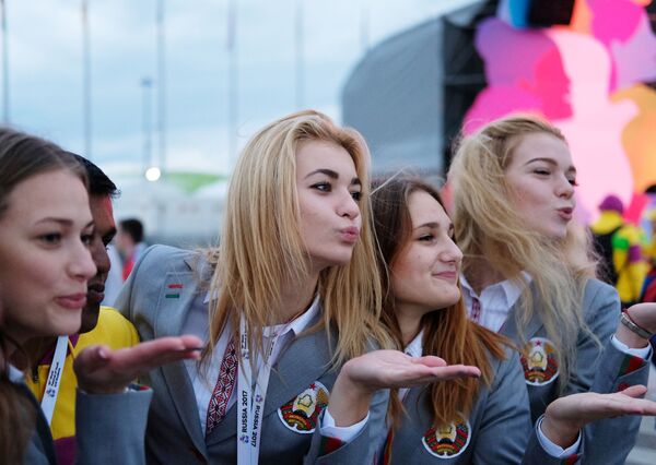 Участники XIX Всемирного фестиваля молодежи и студентов в Олимпийском парке в Сочи - Sputnik Абхазия