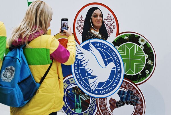 Участники XIX Всемирного фестиваля молодежи и студентов фотографируются на выставке YOUTH EXPO в Сочи - Sputnik Абхазия