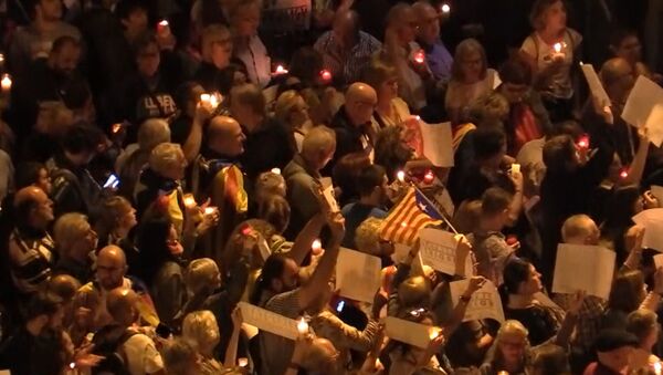 Тысячи человек в Барселоне вышли на митинг со свечами - Sputnik Абхазия