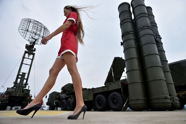 Девушка у ЗРК С-400 Триумф на военной выставке Оборонэкспо-2014 в Жуковском - Sputnik Абхазия