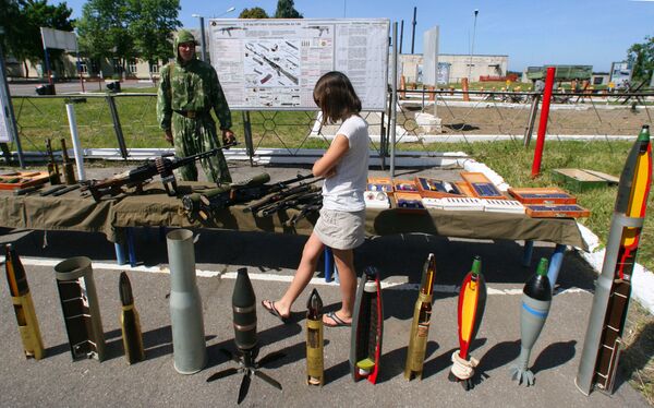 Девушка осматривает образцы снарядов, мин, гранат и других взрывных устройств во время Дня открытых дверей в морском инженерном батальоне Балтийского флота - Sputnik Абхазия