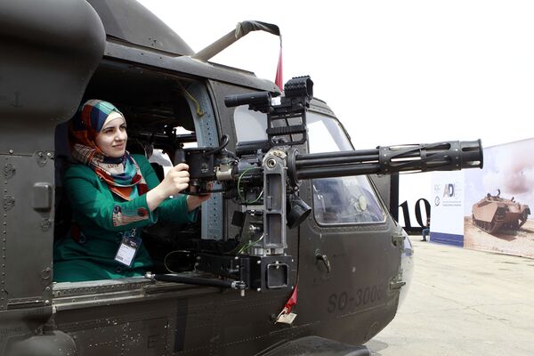 Посетительница в вертолете на выставке SOFEX в Иордании - Sputnik Абхазия