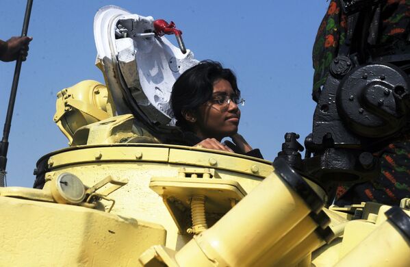 Девушка в танке Т-72 на выставке вооружений индийской армии в Калькутте - Sputnik Абхазия