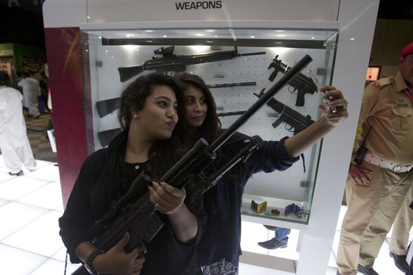 Посетительницы на международной оборонной выставке IDEAS в Пакистане - Sputnik Абхазия