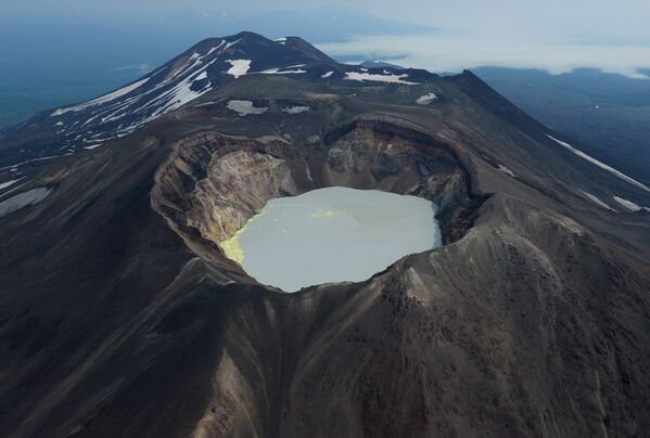 Кратерное озеро вулкана Малый Семячек на Камчатке - Sputnik Абхазия