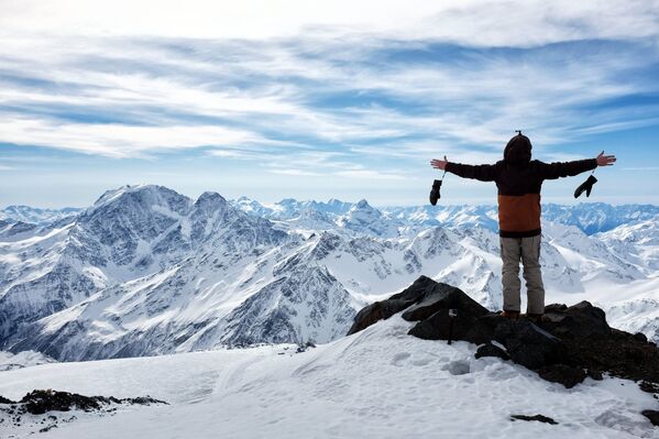 Турист на высоте 4400 метров в горах Эльбруса в Кабардино-Балкарии - Sputnik Абхазия
