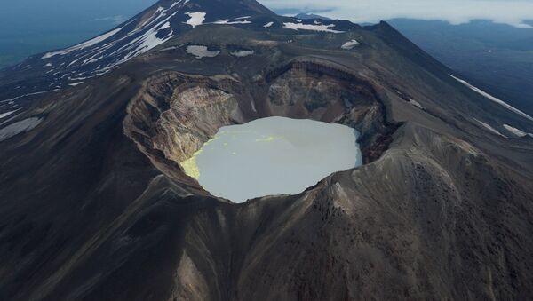 Кратерное озеро вулкана Малый Семячек на Камчатке - Sputnik Абхазия