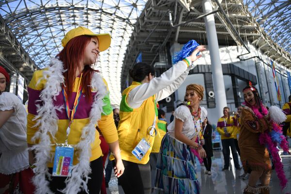 Участники XIX Всемирного фестиваля молодежи и студентов в Сочи - Sputnik Абхазия