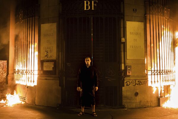 Российский художник Петр Павленский поджог здание Банка Франции в Париже - Sputnik Абхазия