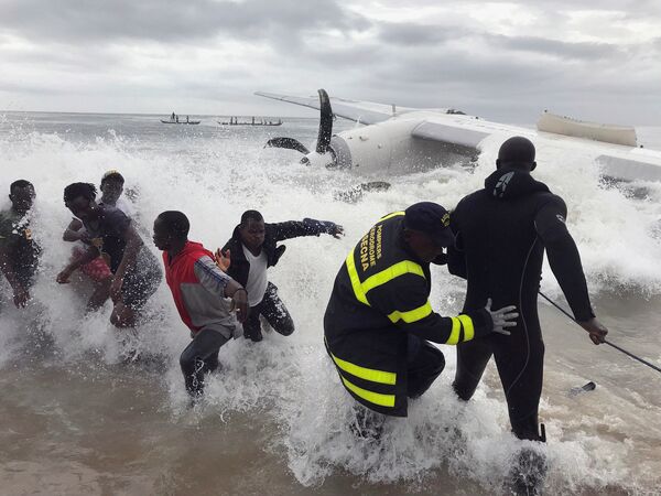 Спасатели вытаскивают из моря обломки разбившегося близ аэропорта Абиджана грузового самолета, Кот-д'Ивуар - Sputnik Абхазия