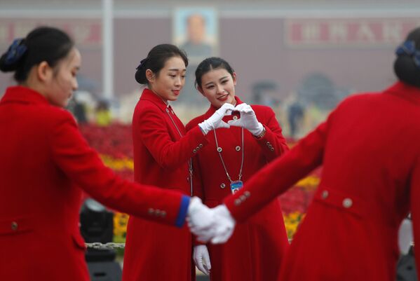Девушки-капельдинеры у Дома народных собраний в Пекине, КНР - Sputnik Абхазия