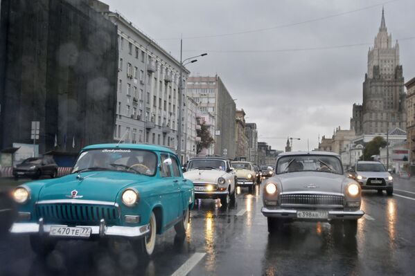 Автомобили ГАЗ-21 Волга во время пробега по улицам Москвы в рамках закрытия летнего ретросезона - Sputnik Абхазия