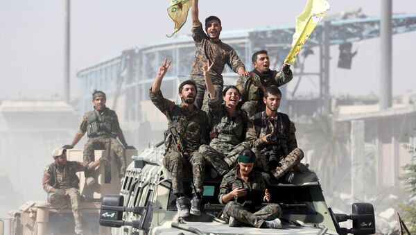 Бойцы Сирийских демократических сил празднуют победу над группировкой ДАИШ, запрещенной в России, в сирийской Ракке - Sputnik Аҧсны