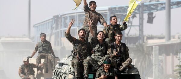 Бойцы Сирийских демократических сил празднуют победу над группировкой ДАИШ, запрещенной в России, в сирийской Ракке Бойцы Сирийских демократических сил празднуют победу над группировкой ДАИШ, запрещенной в России, в сирийской Ракке - Sputnik Абхазия